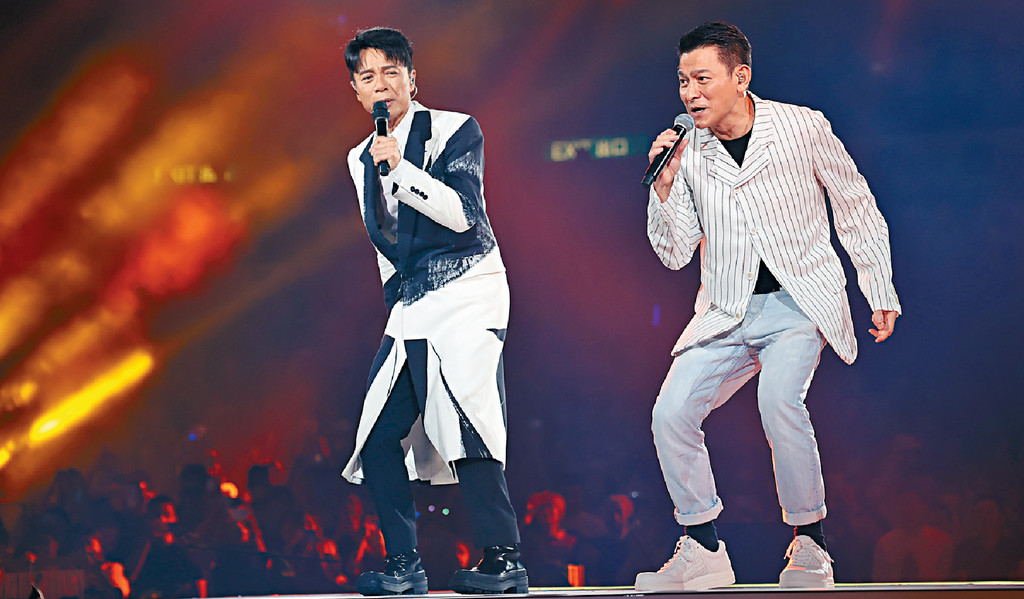 ■李克勤与刘德华合唱了两首歌。
