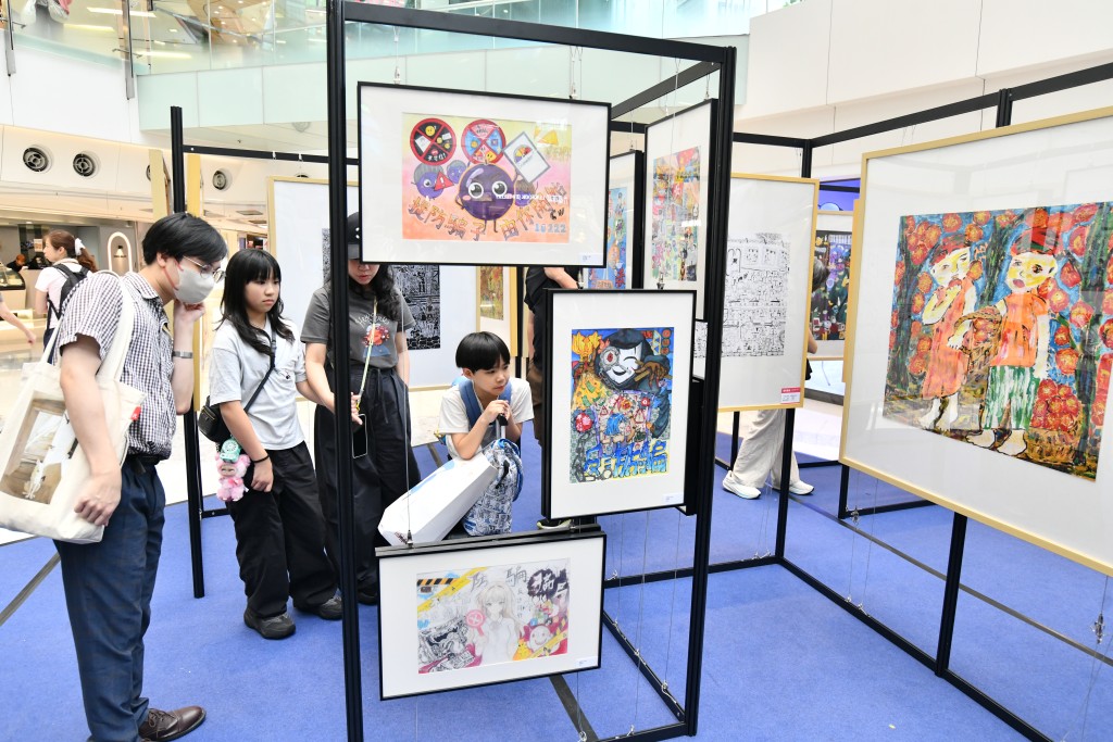現場展出葵青區中小學生防罪·愛港主題繪畫比賽作品。
