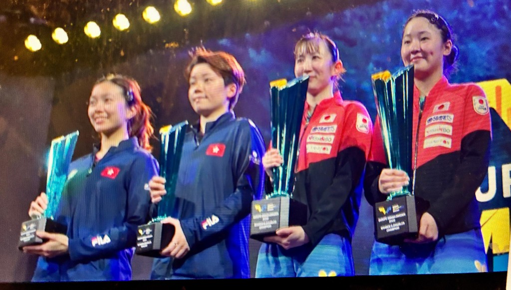 女雙頒獎:冠軍是日本的張本美和/早田希娜(右一及右二),亞軍是香港的杜凱琹(左二)及吳詠琳(左一)。直播截圖 女雙頒獎:冠軍是日本的張本美和/早田希娜(右一及右二),亞軍是香港的杜凱琹(左二)及吳詠琳(左一)。直播截圖