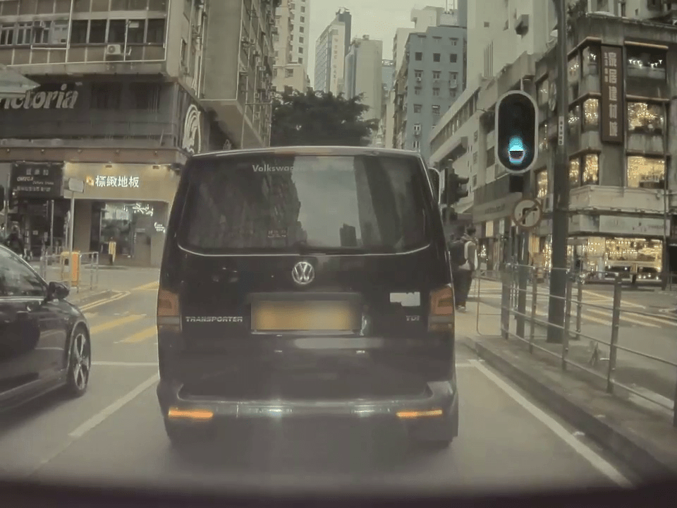 網上流傳片段顯示，輕型貨車開出時為綠燈。車cam L（香港群組）FB
