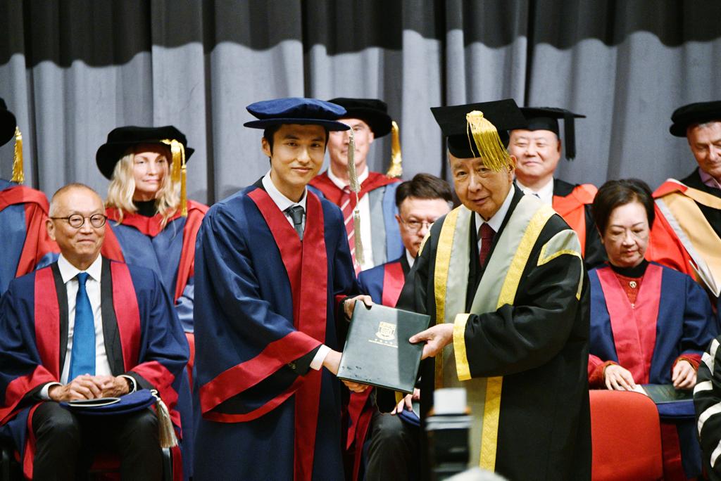星島新聞集團主席蔡加讚（左）成為今年首名獲授銜的港大名譽大學院士。