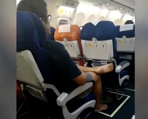 男子在機艙座位上脫下鞋，並不斷抖動臭腳。（網圖）