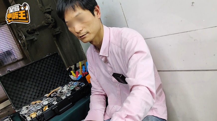 整個新「鬼市」 賣假錶的攤檔最多,這位叫小吳的攤販,所賣的假名錶檔次劃分得比較多。 整個新「鬼市」 賣假錶的攤檔最多,這位叫小吳的攤販,所賣的假名錶檔次劃分得比較多。