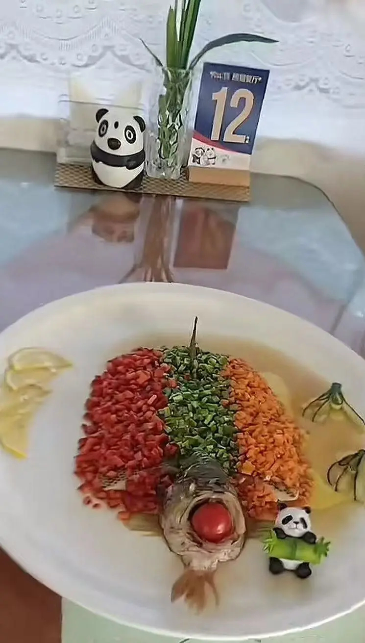 有旅行社透露,片中的餐食其實是擺拍道具。極目新聞 有旅行社透露,片中的餐食其實是擺拍道具。極目新聞