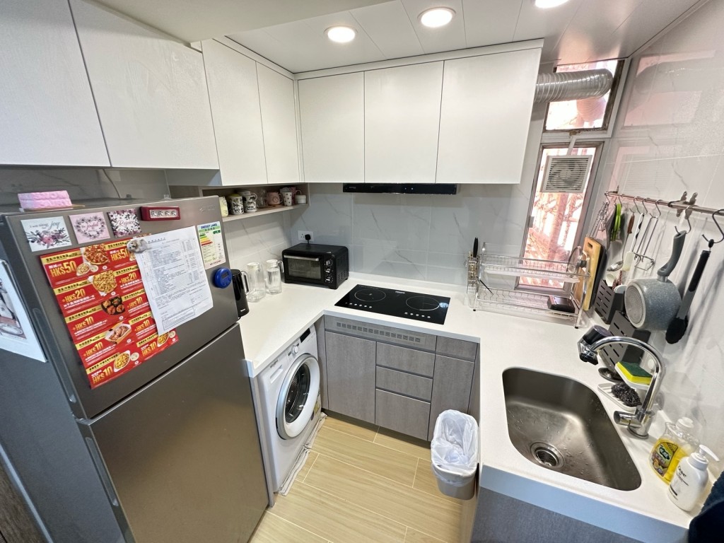 開放式廚房設有上下列廚櫃，收納空間充足。
