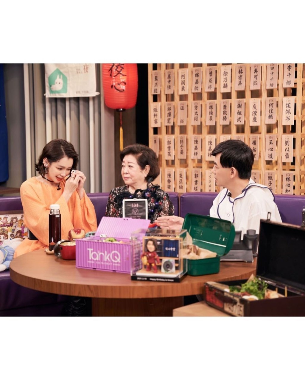 徐若瑄日前為好友黃子佼主持的網上節目《佼心食堂》擔任嘉賓,獲馬影后陳淑芳為她送上生日驚喜。