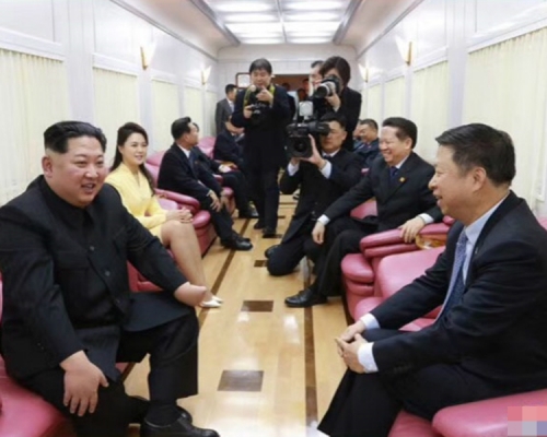 金正恩(左一)專列火車車廂。網圖