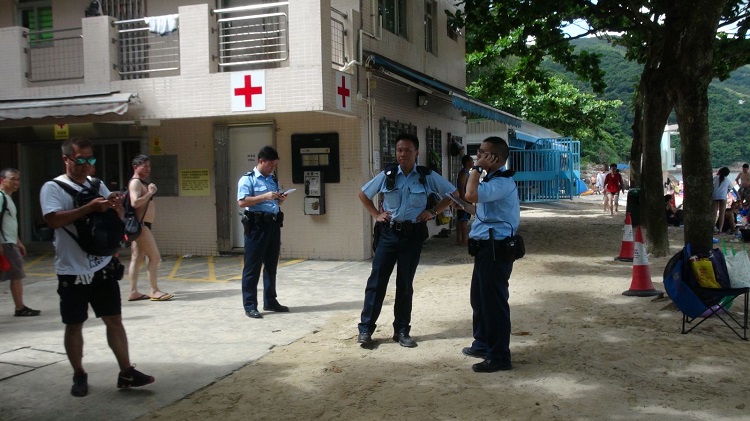 屍體停放在沙灘救護站內。林思明攝