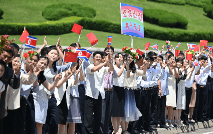 國家主席習近平乘專機抵達平壤,開始對朝鮮進行國事訪問。朝鮮民眾自發在道路兩旁揮手歡迎習近平到訪。 新華社 國家主席習近平乘專機抵達平壤,開始對朝鮮進行國事訪問。朝鮮民眾自發在道路兩旁揮手歡迎習近平到訪。 新華社