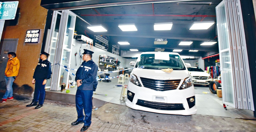 汽車美容店東主遭刀手闖入斬傷，警員封鎖現場調查。