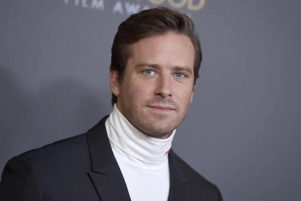 Armie Hammer於2021年被數名女性指控性侵及性虐待,同時被爆料指有食人癖,導致演藝事業重創。(美聯社) Armie Hammer於2021年被數名女性指控性侵及性虐待,同時被爆料指有食人癖,導致演藝事業重創。(美聯社)
