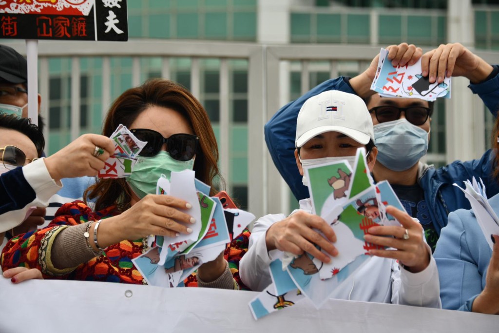 市民撕爛黎智英相片。