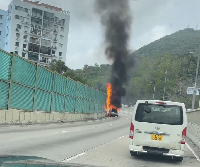 四驱车起火自焚。网上影片截图