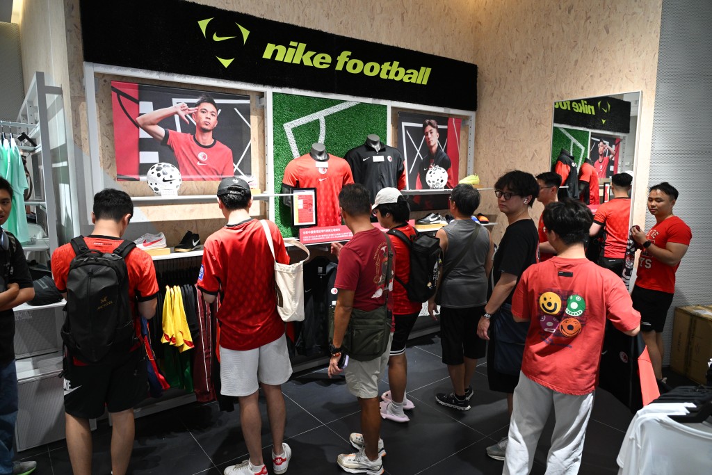 位於啟德零售官的銷售點，不少港隊球衣已斷碼。