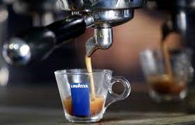 重度咖啡成癮，可能令人提早患上骨質疏鬆症。路透社