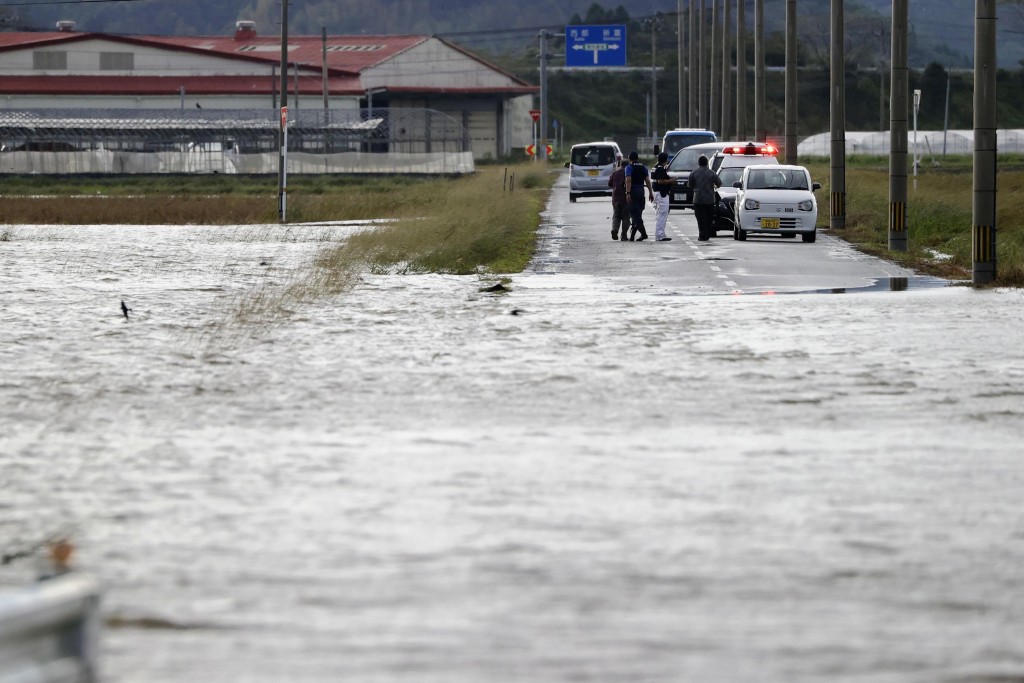 「南玛都」吹袭日本带来大量雨水，宫崎县斋藤市的一条道路被淹没在水下。AP