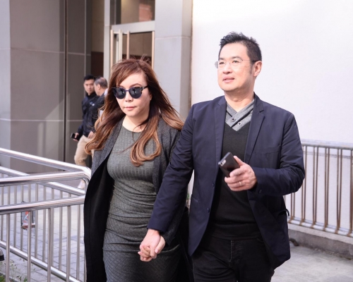 李偲嫣與丈夫謝鋮浚手拖手離開。
