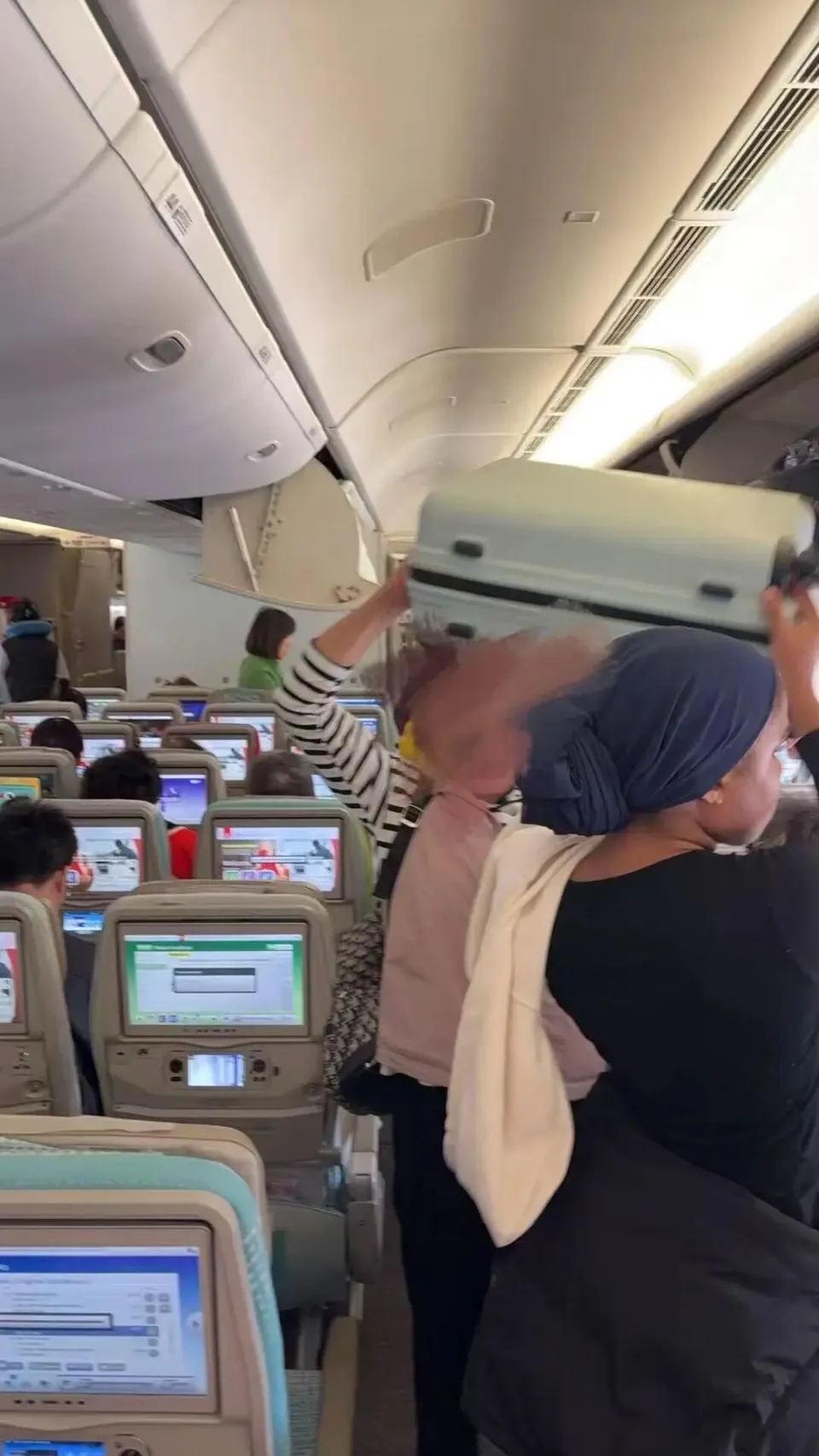 王先生第一次登機時的畫面。 潮新聞 王先生第一次登機時的畫面。 潮新聞