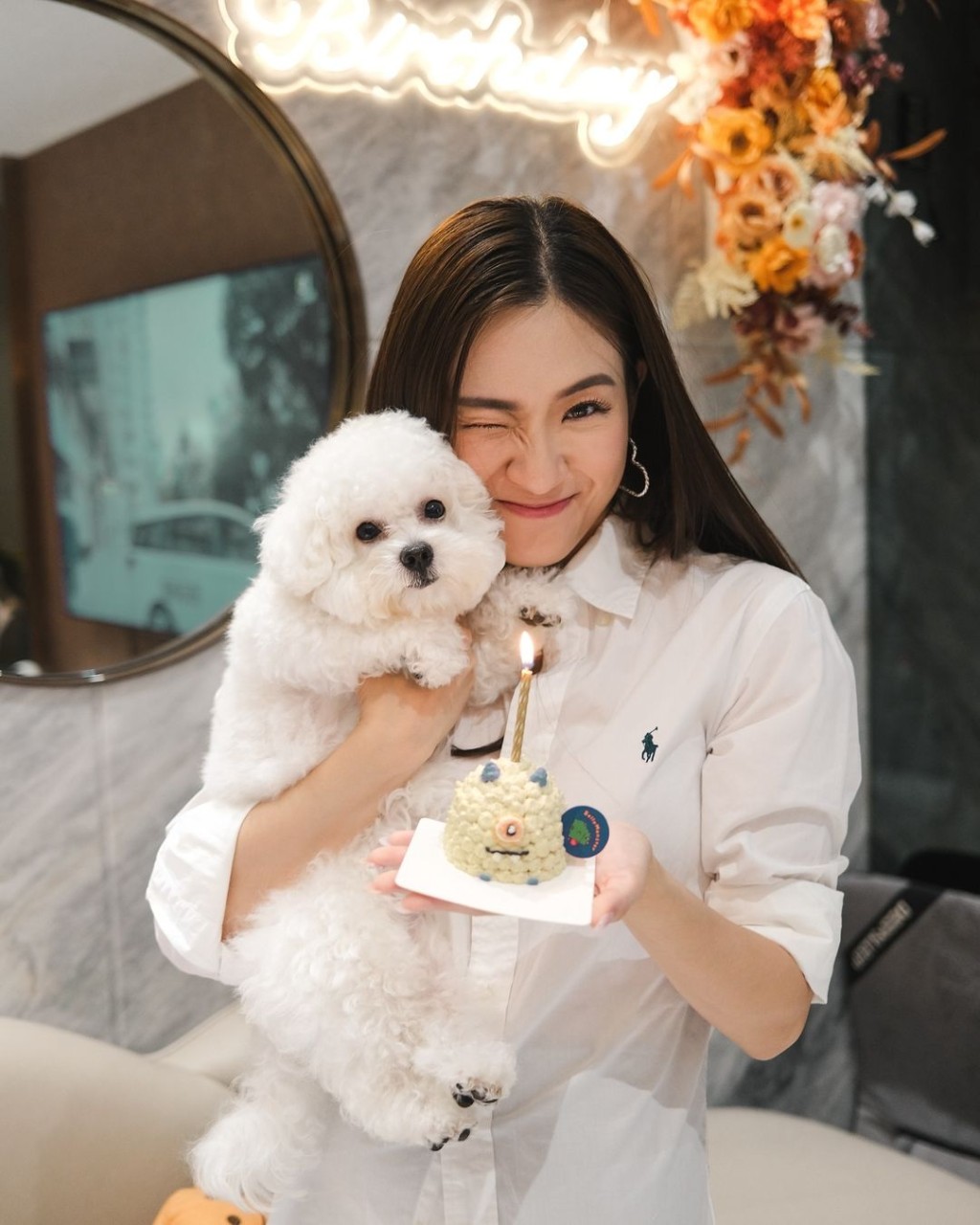 陳懿德穿上一件白色襯衫並甜蜜地抱住愛犬合照,而且她還為狗狗準備了怪獸造型的生日蛋糕及皇冠,儀式感十足。 陳懿德穿上一件白色襯衫並甜蜜地抱住愛犬合照,而且她還為狗狗準備了怪獸造型的生日蛋糕及皇冠,儀式感十足。