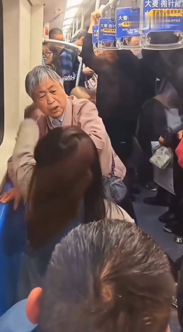 上海2名阿婆争位不遂围殴拒让座女乘客。