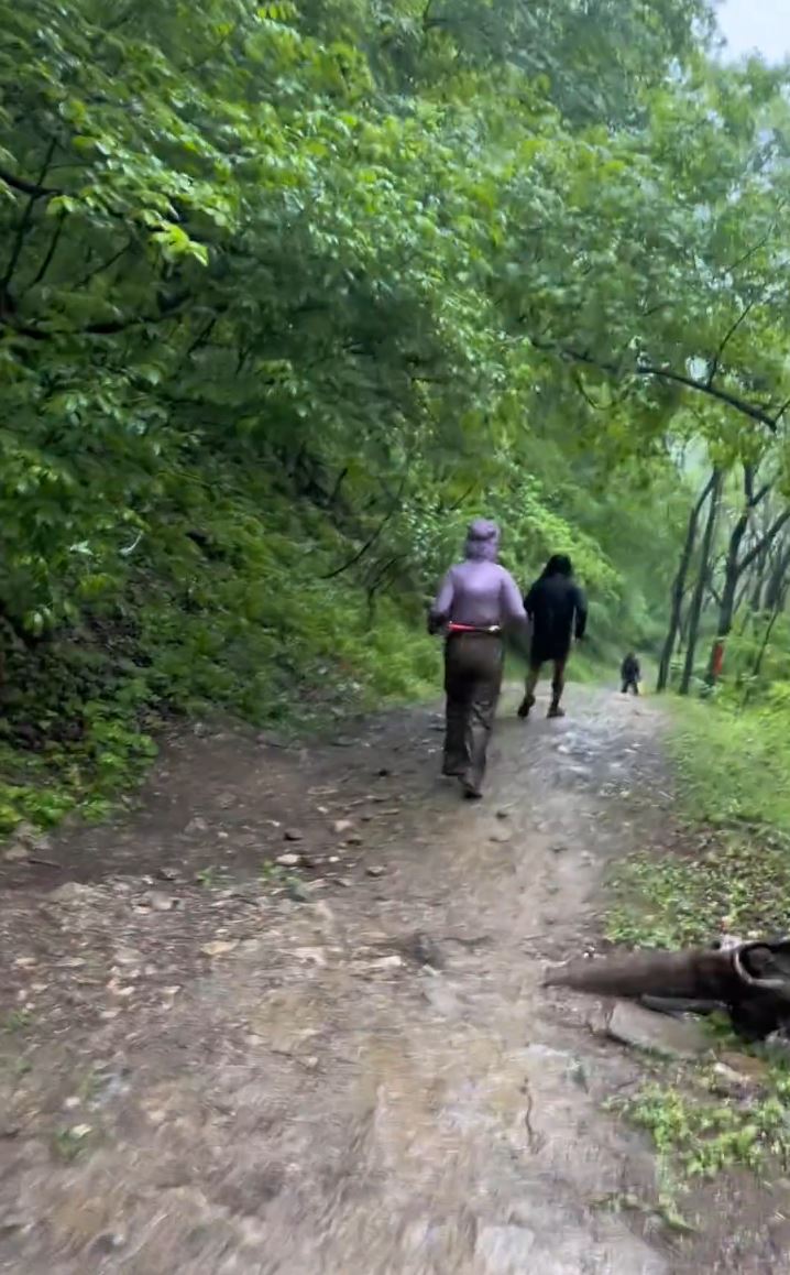 朱勇在全是泥泞的山路全力奔跑。抖音