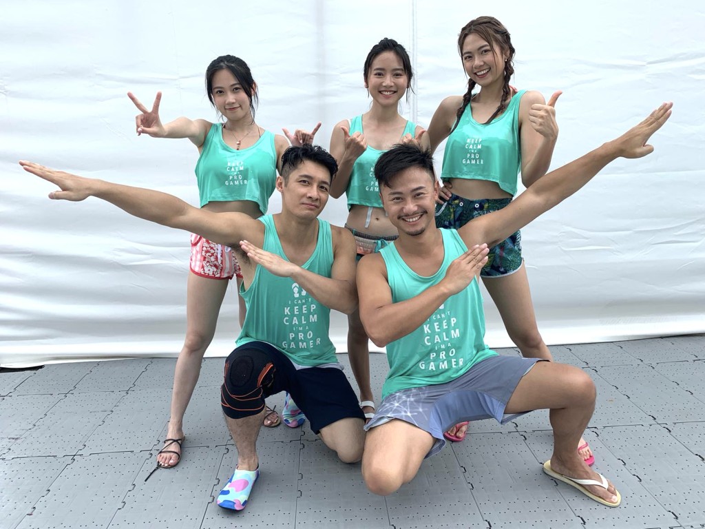 翟威廉楊潮凱與女組員:(上排左起)黃婧靈、羅毓儀、游嘉欣。
