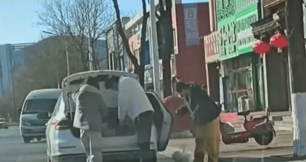 警車上下來3人未穿警服,牽著寵物狗。 網片截圖 警車上下來3人未穿警服,牽著寵物狗。 網片截圖