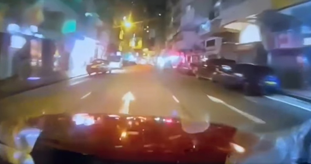  網絡瘋傳一段的士司機晚上遭乘客襲擊的影片。