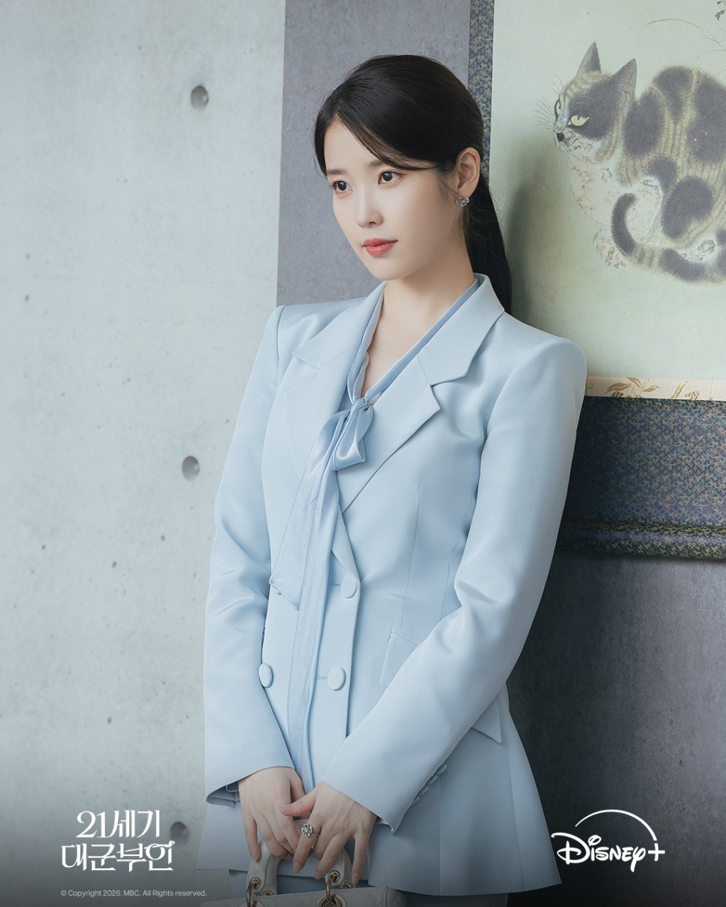 IU饰演有野心的富二代成熙周。