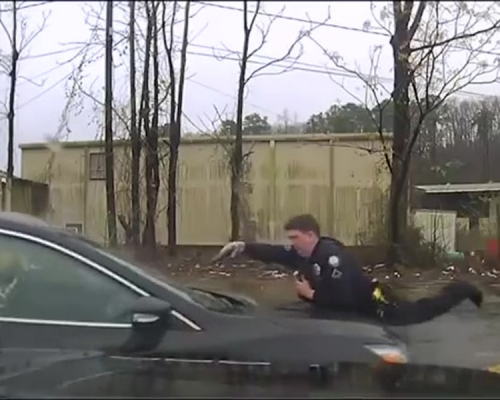 警察斯塔克趴在疑犯車頭連開十多槍將疑犯轟斃。(網圖)