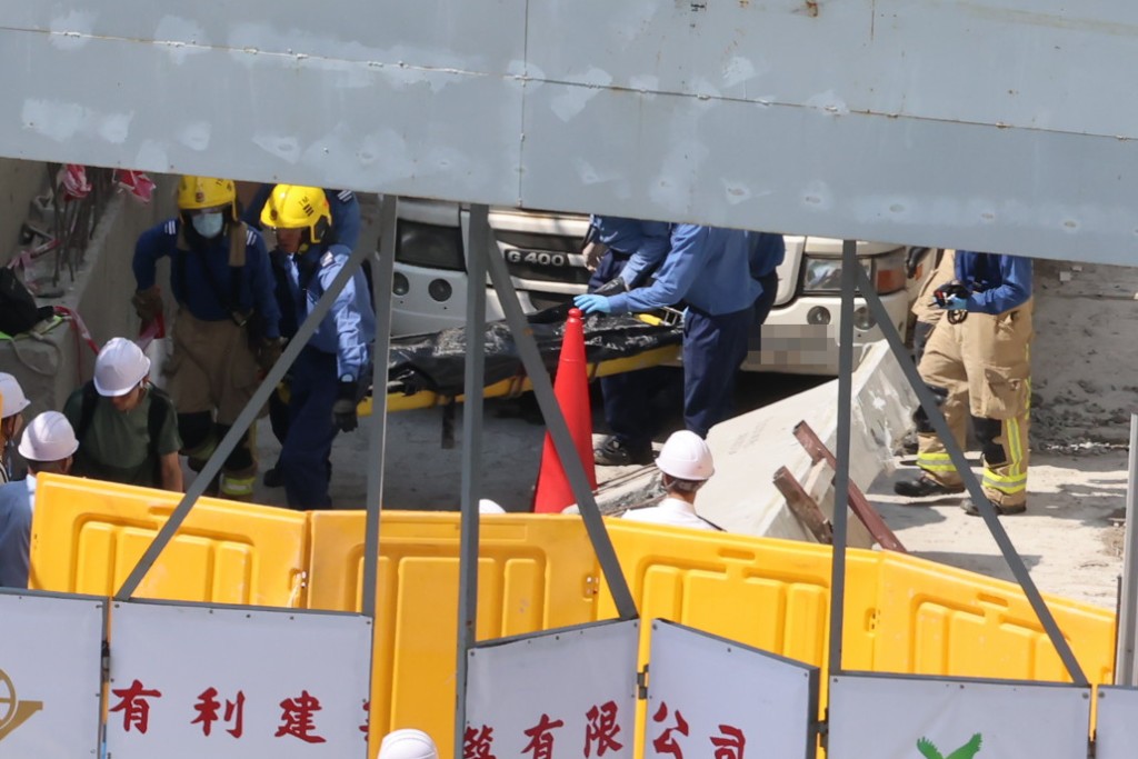 重逾三吨石屎预制件塌下，司机被压毙。