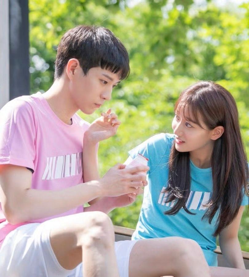 雙方否認緋聞，稱只是朋友關係。