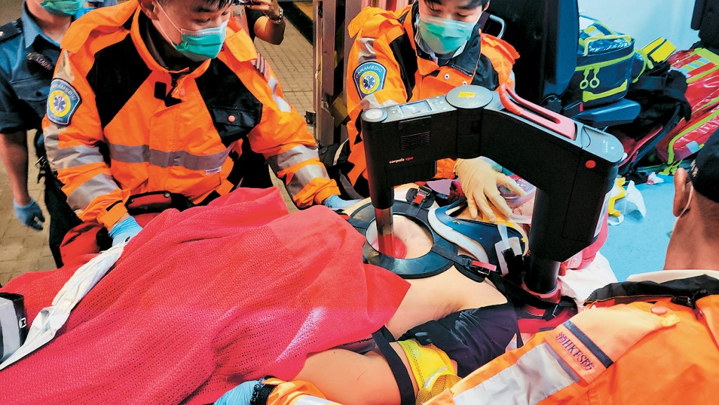 其中一名機場保安公司員工送院後搶救不果。