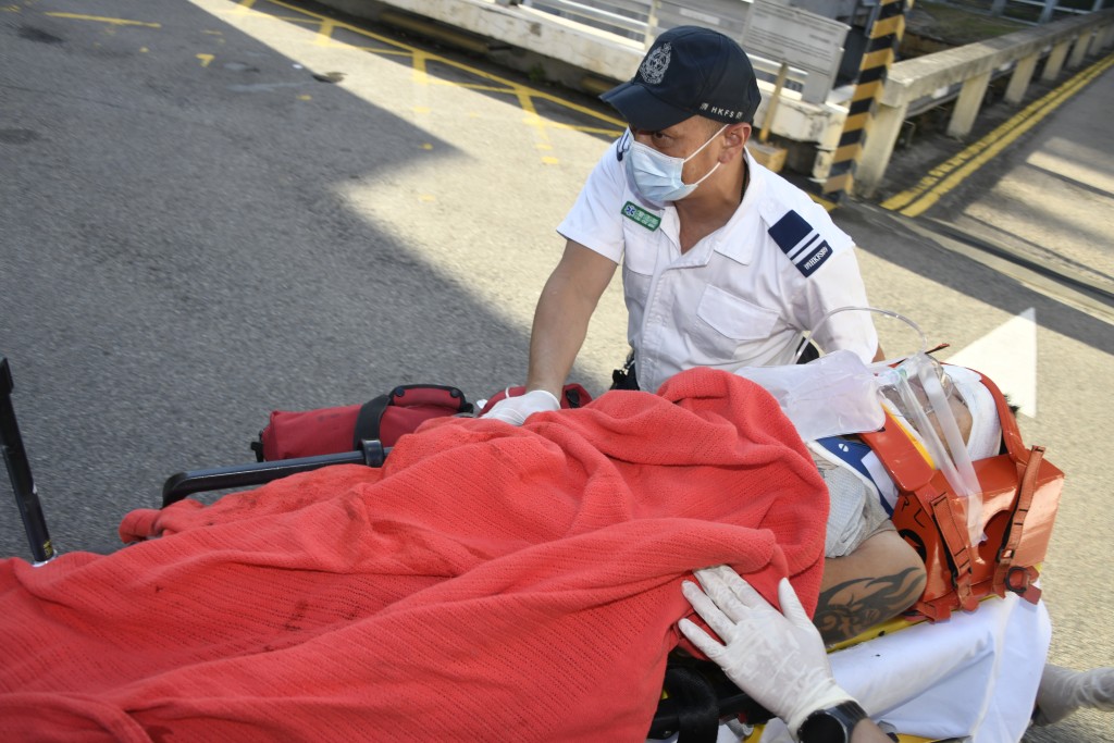 男工佩戴頭箍送院。楊偉亨攝