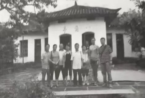 即将访问大陆的郑丽文，其陈年旧照近日被人“考古”。公众号“茶苑路拾贰号”