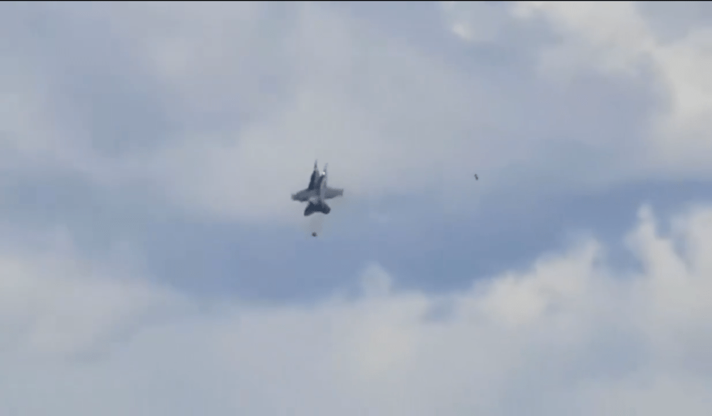 兩架EA-18G「咆哮者」（Growler）電子戰機在空中相撞後墜毀。X@Osinttechnical