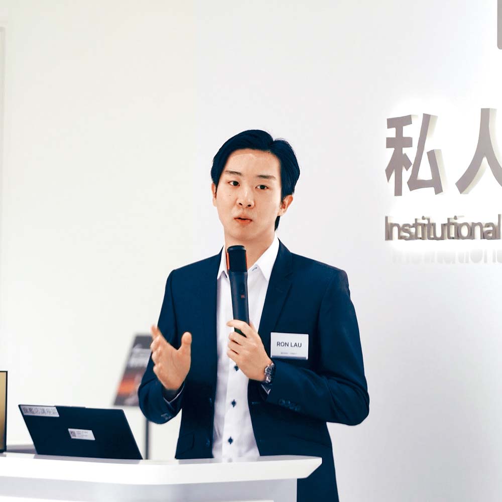 Ron專注於優化AI投資分析系統的演算法模型，成為提升投資效能的核心工具。