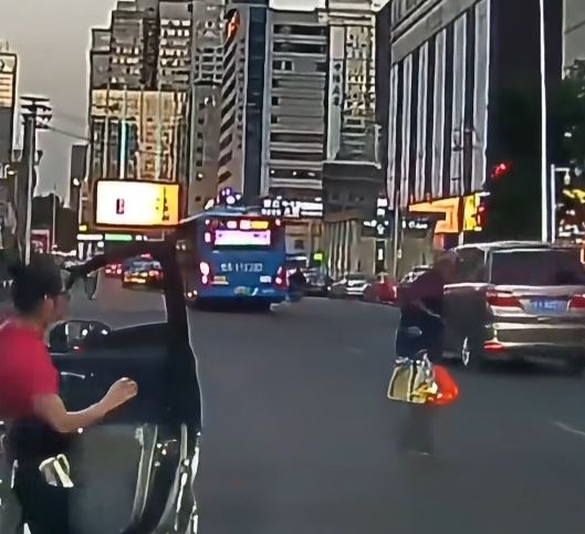 甘肅好心女司機下車扶老伯過馬路，卻被對方反手打飛了眼鏡。抖音＠中外觀察