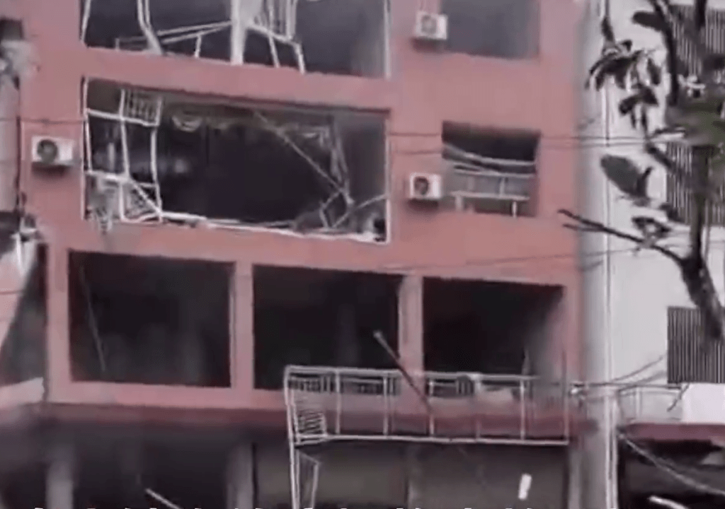 江西上栗县汽车维修店发生爆炸后，有建筑受损毁。