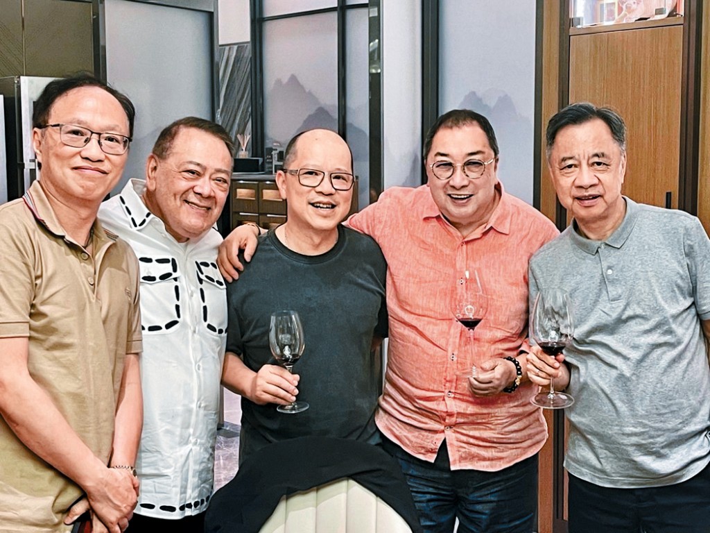 譚國鋒大師跟謙謙和其他好友合照 譚國鋒大師跟謙謙和其他好友合照
