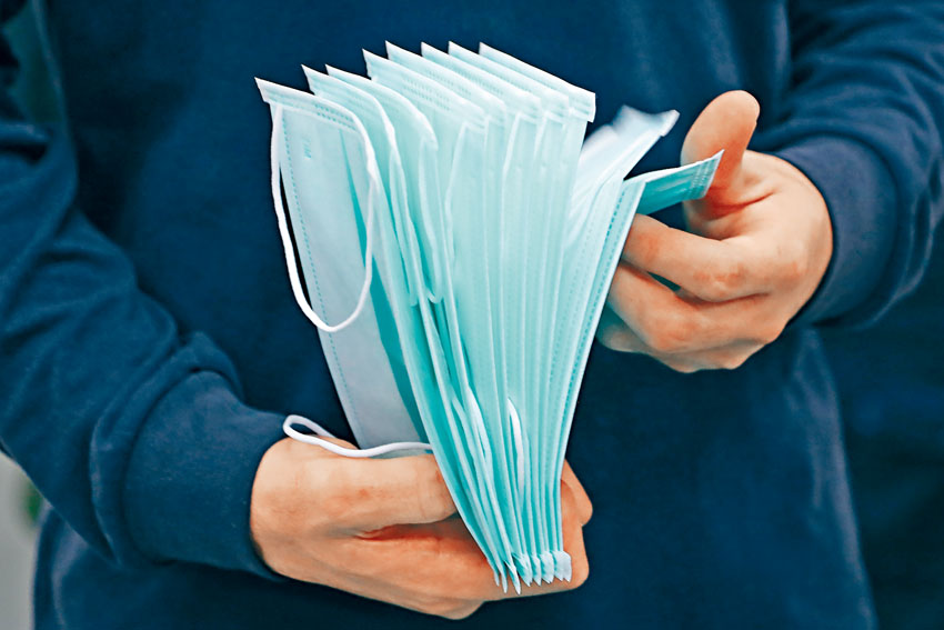 李泽钜被问及会否开设口罩生产时，他仅称「或者迟啲会有宣布，今日唔讲住」，惟未有交代详情。