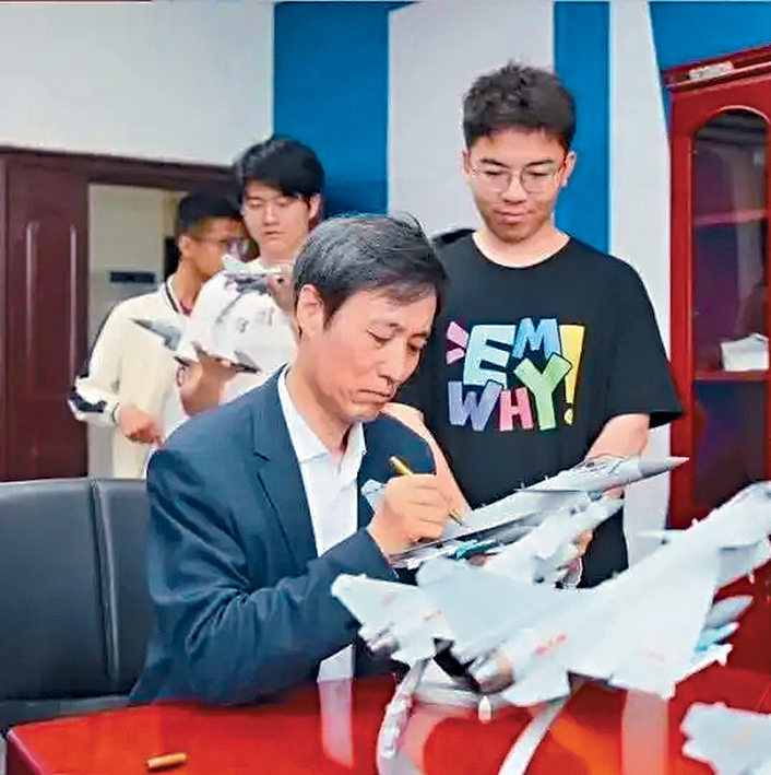 殲-10C總設計師王海峰為學生簽名。
