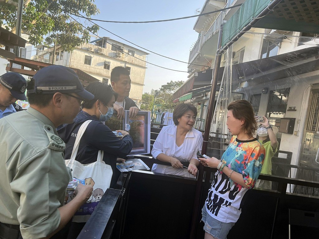 西贡区议员方国珊联同警员到西贡乡郊宣传。警方提供