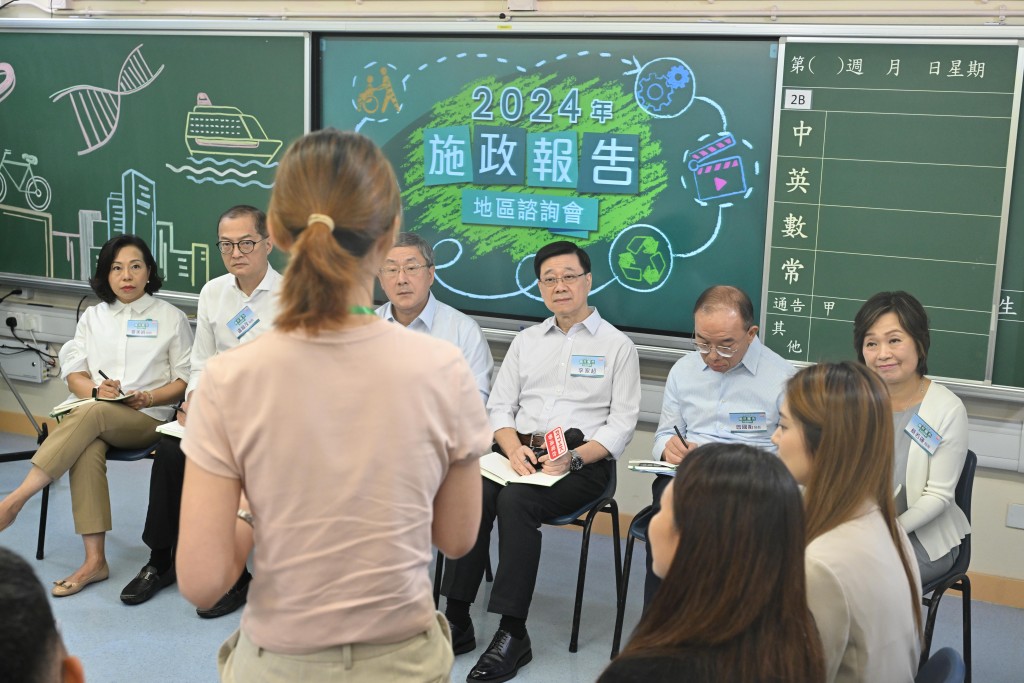 按《施政報告》慣例,李家超每年會出席兩場地區諮詢會。圖為去年情況。 按《施政報告》慣例,李家超每年會出席兩場地區諮詢會。圖為去年情況。