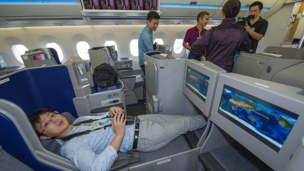 A350测试期间，记者体验可全平躺的商务舱座位。 中新社