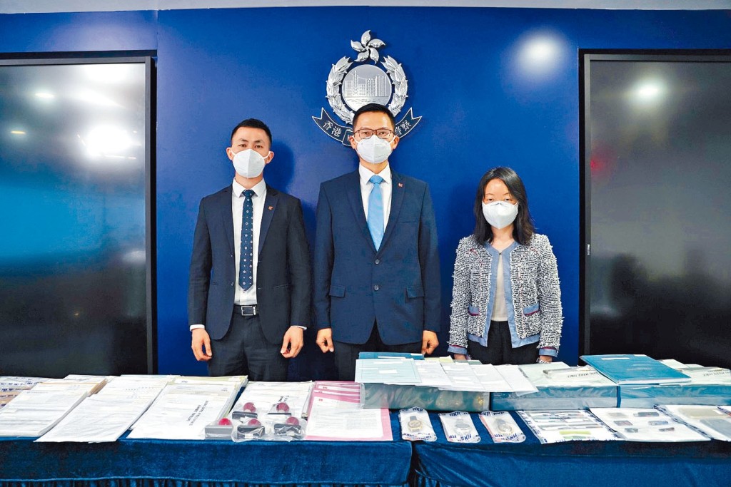 警司陸振中(中)講述搗破「百分百擔保特惠貸款」騙案經過及展示證物。