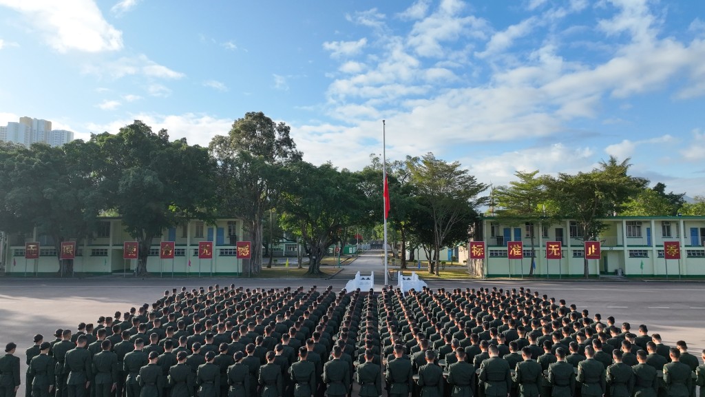 駐香港部隊領導機關、官兵代表在中環軍營、中區軍用碼頭，陸海空軍部隊官兵在昂船洲、石崗、新圍等軍營，組織下半旗和默哀儀式，向在香港大埔宏福苑火災中遇難人員和殉職消防員致以深切哀悼。政府新聞處