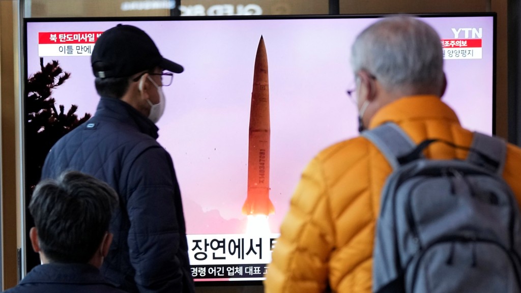 南韓市民正觀看有關北韓發射導彈的新聞。美聯社