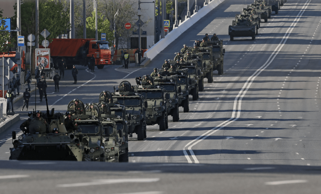 這是俄烏戰事爆發四年多以來，俄方首次在重要閱兵中缺席地面重型裝備。路透社