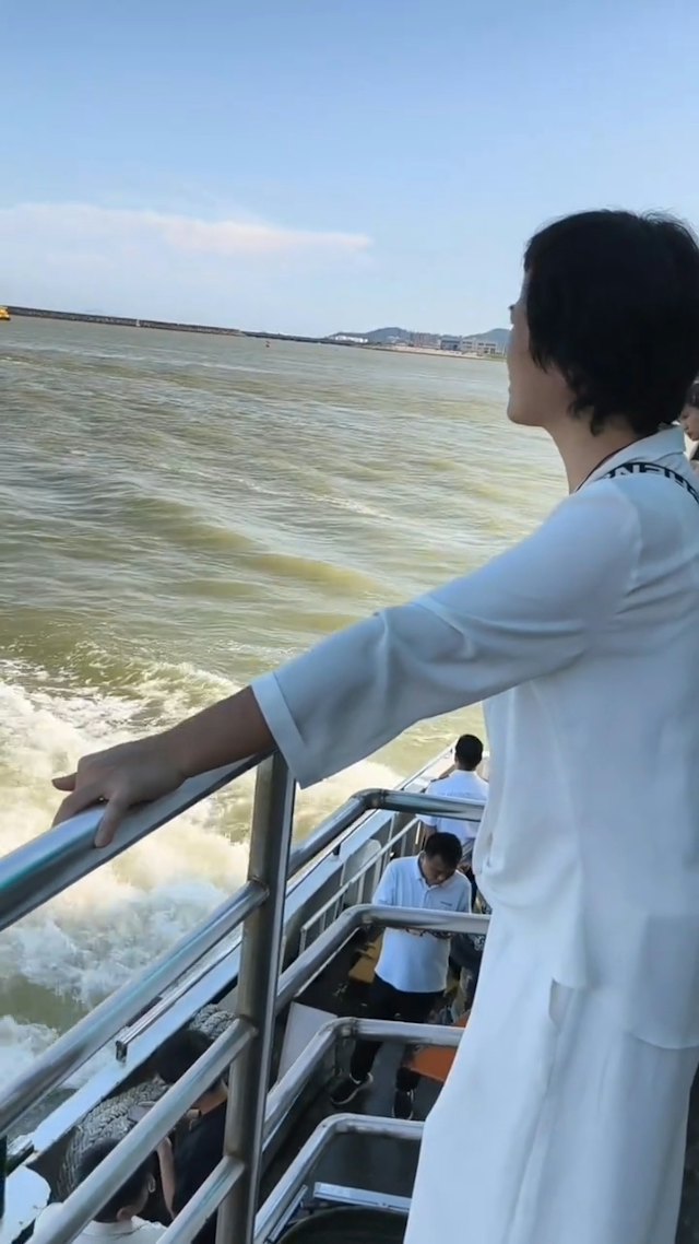 湯利萍道別陳觀泰。 湯利萍道別陳觀泰。